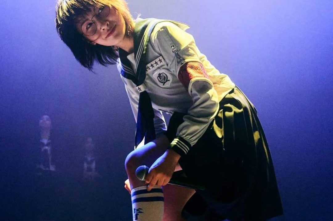 新しい学校のリーダーズ・SUZUKA、ツアー中の“靴下物語”SHOT公開